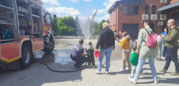Nyitott szertárkapu Pest Vármegyében