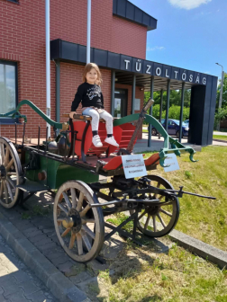 Nyitott szertárkapu Pest Vármegyében