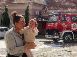Nyitott szertárkapu Pest Vármegyében