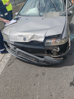Szalagkorlátnak ütközött egy személyautó 