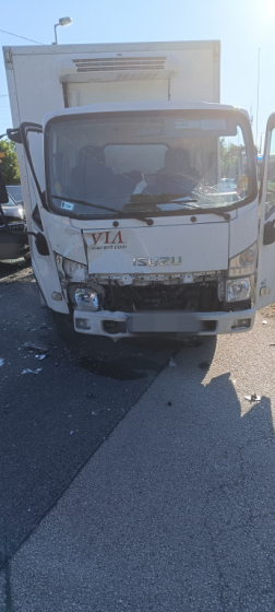 Egy személygépkocsi és egy kis tehergépkocsi ütközött össze 