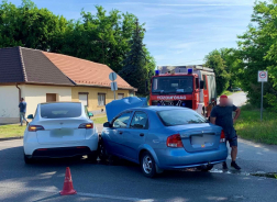 A tűzoltók áramtalanították a gépkocsikat