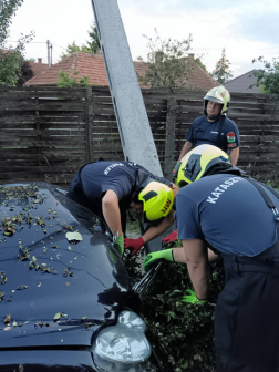 Villanyoszlopnak ütközött egy személygépkocsi 