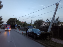Az oszlop egy épület felé megdőlt
