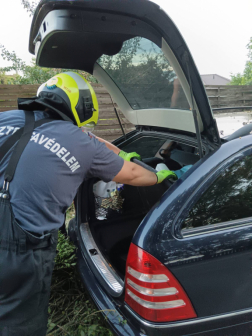 A tűzoltók áramtalanították a járműveket