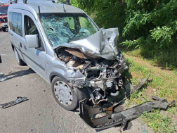 Két személygépkocsi és egy kisteherautó ütközött össze 