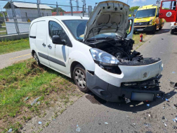 Az összetört gépkocsik forgalmi akadályt okoztak