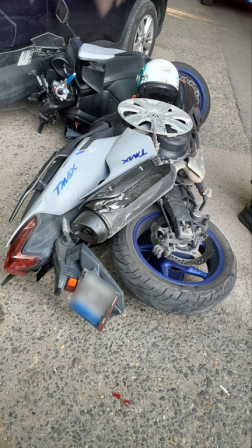 Négy gépkocsi és egy motorkerékpáros ütközött össze