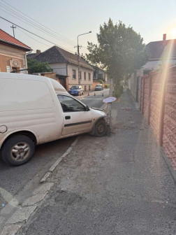 Villanyoszlopnak ütközött egy személygépkocsi