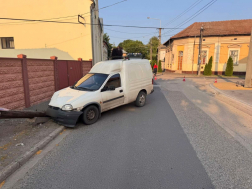 Az ütközés következtében az oszlop eltört, kidőlt