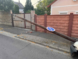 A tűzoltók áramtalanították a gépkocsit