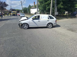 Két személygépkocsi ütközött össze