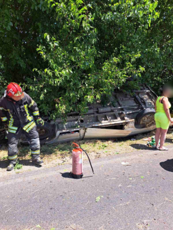 Árokba csapódott egy kisbusz az 5-ös főúton