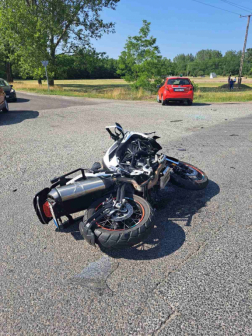 A tűzoltók áramtalanították a motorkerékpárt