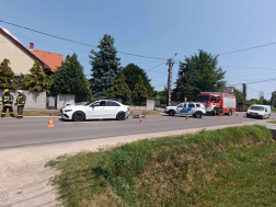 Az egyik autó az árokba csapódott