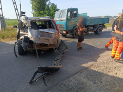Lovat szállító személygépkocsi és egy motorvonat ütközött össze 