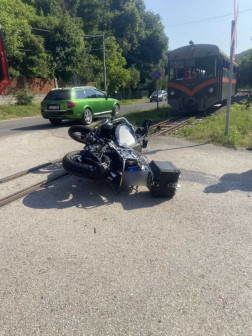 Motoros és egy személygépkocsi ütközött össze