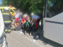 Motoros és egy személygépkocsi ütközött össze