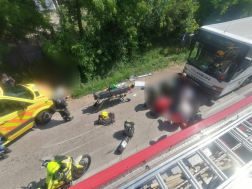 A motor utasa egy autóbusz alá esett