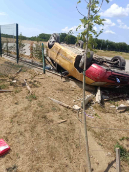 Fának, majd kerítésnek ütközött egy személygépkocsi