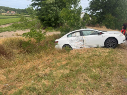 Egy nyerges vontató és egy személygépkocsi ütközött össze 