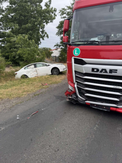 Egy nyerges vontató és egy személygépkocsi ütközött össze