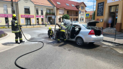 Az autó motorterében keletkezett a tűz