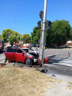 Az ütközés következtében a gépkocsi motortere kigyulladt