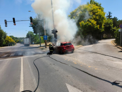 Oszlopnak hajtott egy személyautó Szentendrén