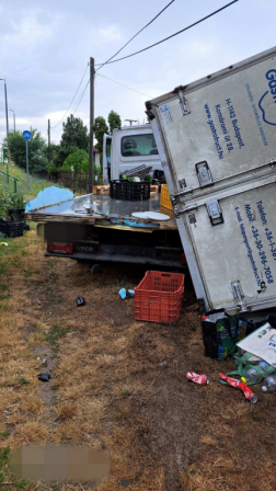 Az ütközés következtében a kisteherautó a közeli buszmegállóba vágódott