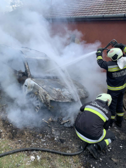 Mire a tűzoltók a helyszínre értek a gépkocsi teljes terjedelmében égett