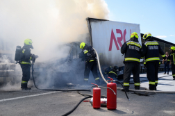 Kisteherautó égett az M0-on