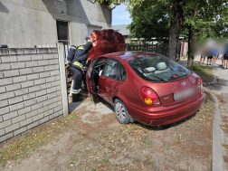 Kerítésébe hajtott egy személygépkocsi Dunaharasztiban