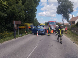 Az egyik autó az árokba csapódott