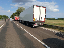 Kamion és egy kisteherautó ütközött össze