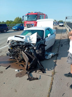 A tűzoltók áramtalanították a gépkocsikat
