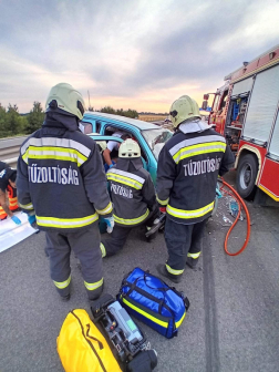 Kamion és két személygépkocsi ütközött össze 
