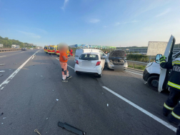 Három személygépkocsi és egy kisteherautó ütközött össze