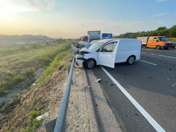 Az összetört gépkocsik forgalmi akadályt okoztak