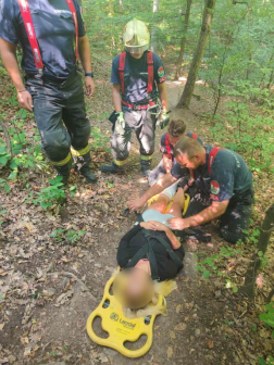 A tűzoltók hordágyon, kézi erővel hozték le a bajbajutott embert