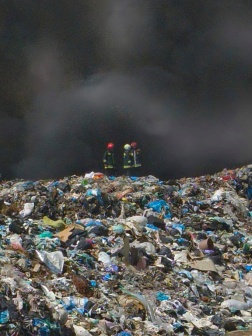 Több tonna kommunális hulladék izzott