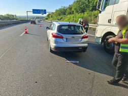 Két személygépkocsi és egy teherautó ütközött össze