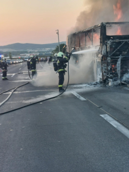 Az oltást követően a tűzoltók visszahűtötték a felmelegedett fém alkatrészeket