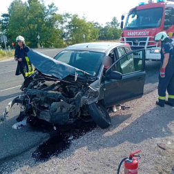 Az összetört gépkocsik forgalmi akadályt okoztak