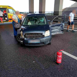  	Egy ember a roncsba szorult az M4-es autóúton történt balesetben