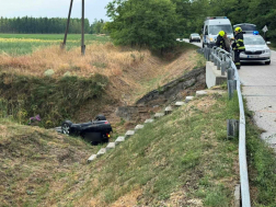 A tűzoltók áramtalanították a gépkocsit