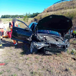 Lesodródott az útról a gépkocsi