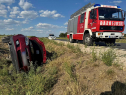 Az oldalára borult az autó