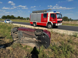 A tűzoltók áramtalanították a gépkocsit