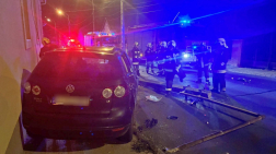 Villanyoszlopnak ütközött egy személygépkocsi Pomázon